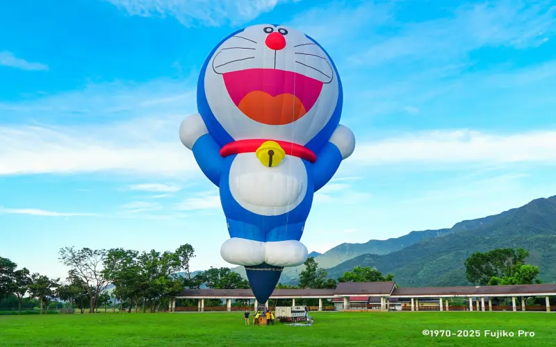 ▲「2025臺灣國際熱氣球嘉年華」將於7月5日至8月21日於台東鹿野高臺繽紛展開，今年特別邀請國際IP「哆啦A夢」以全新造型熱氣球亮相登場，必看亮點包含哆啦A夢無人機展演，還有8場一生必看熱氣球光雕音樂會。（圖／取自台灣國際熱氣球嘉年華臉書）