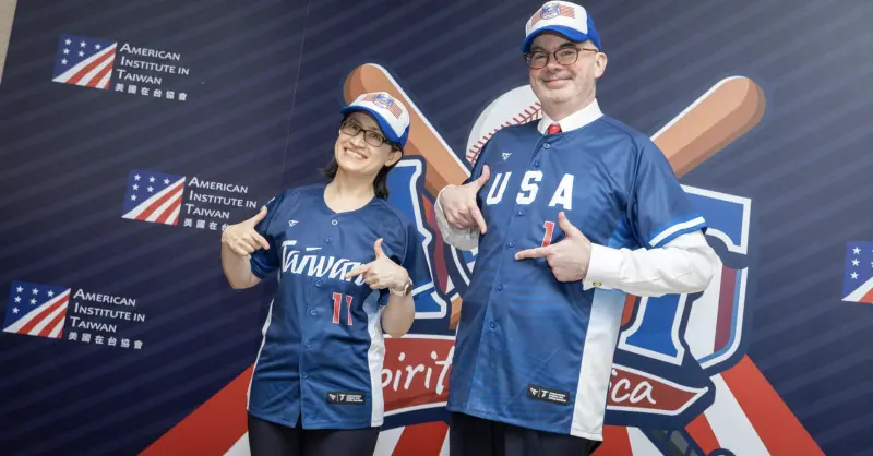 ▲蕭美琴代表總統賴清德出席美國國慶酒會，並與AIT處長谷立言同框，比出「台灣隊長」陳傑憲在WBC敲轟後的經典「台灣」手勢。（圖／總統府提供）