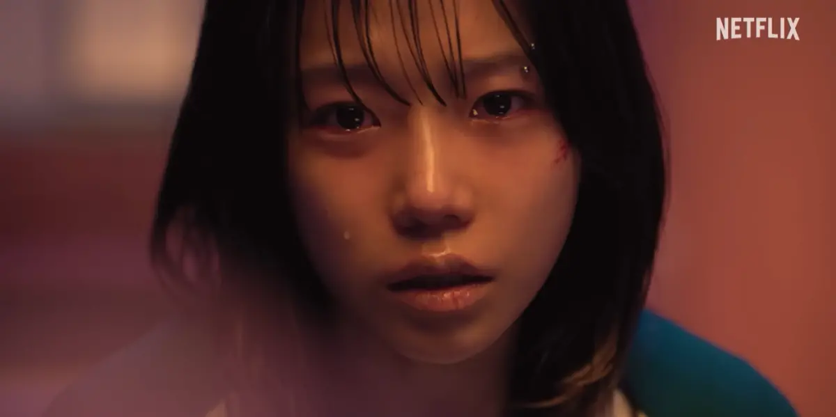 ▲《魷魚遊戲3》開播後劇情引發討論，其中編號222的孕婦金純熙（如圖）在遊戲中生下小孩，火速康復繼續參與比賽，讓觀眾覺得不合理，甚至痛批導演「厭女」沒做好功課。（圖／Netflix Taiwan YouTube）