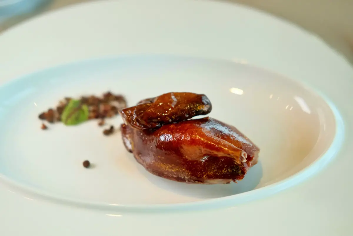 ▲去年開幕的「川雅」主廚王國政親赴四川並正式拜入松雲派川菜代表性傳人張元富師傅門下，成為台灣首位正式承襲松雲派「正統官府川菜體系」的第四代傳人，而川雅這季也推出一系列新菜，其中乳鴿最是讓眾人驚艷。（圖／記者葉盛耀攝）