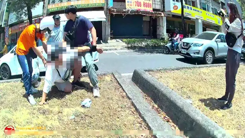 ▲高市刑大員警埋伏、騎乘機車一路飛車跟蒐至民權路口，趁對方停等紅燈之際予以強制攔查，當場逮捕車手。(圖／記者郭凱杰翻攝)