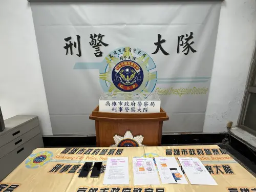 ▲警方當場查獲面交贓款新臺幣30萬元及偽變造資料證件(委託書、收據、契約書、名牌等)等。(圖／記者郭凱杰翻攝)