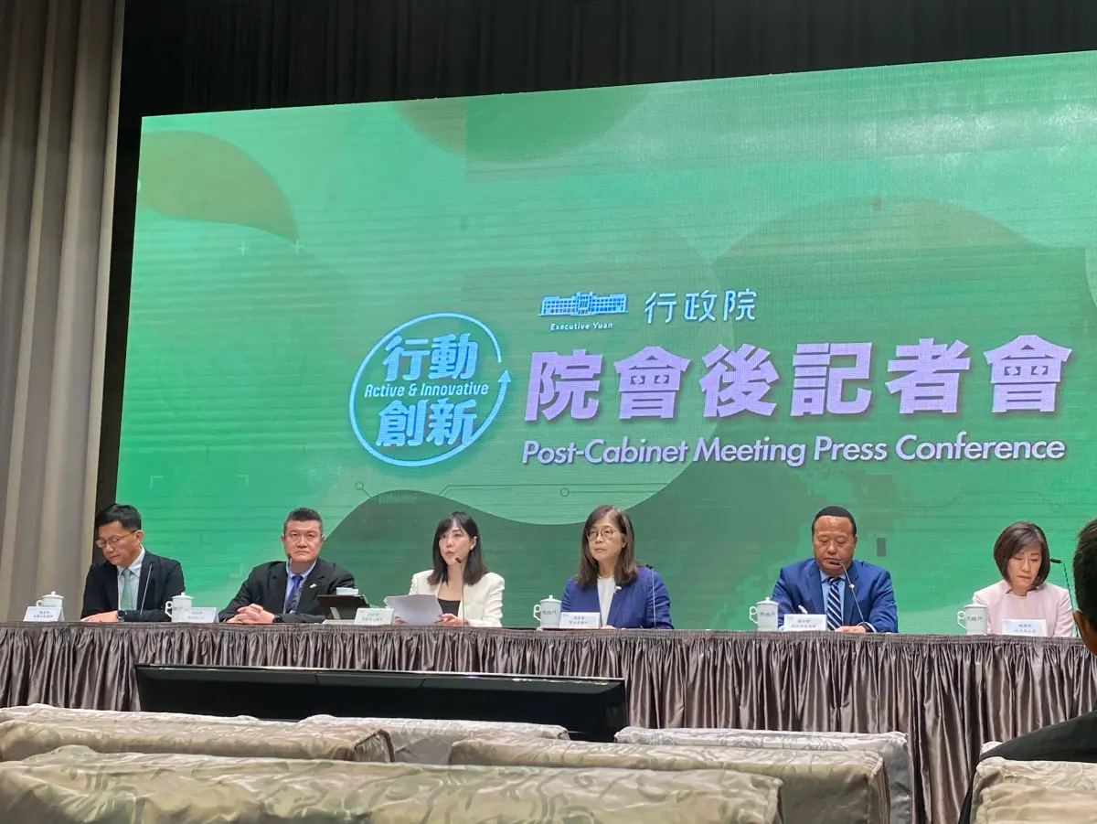 ▲網搜京華城案檢察官嗆「血債血還」，政院發言人李慧芝（左三）表示警方已啟動偵辦，絕不姑息此行為。（圖／記者陳威叡攝，2025.07.03）