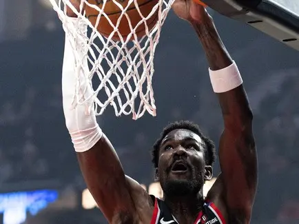 ▲洛杉磯湖人在自由市場上完成關鍵補強，簽下曾為選秀狀元的中鋒Deandre Ayton，合約為期兩年、總值1620萬美元（約合新台幣4.6億元）。（圖／美聯社／達志影像）