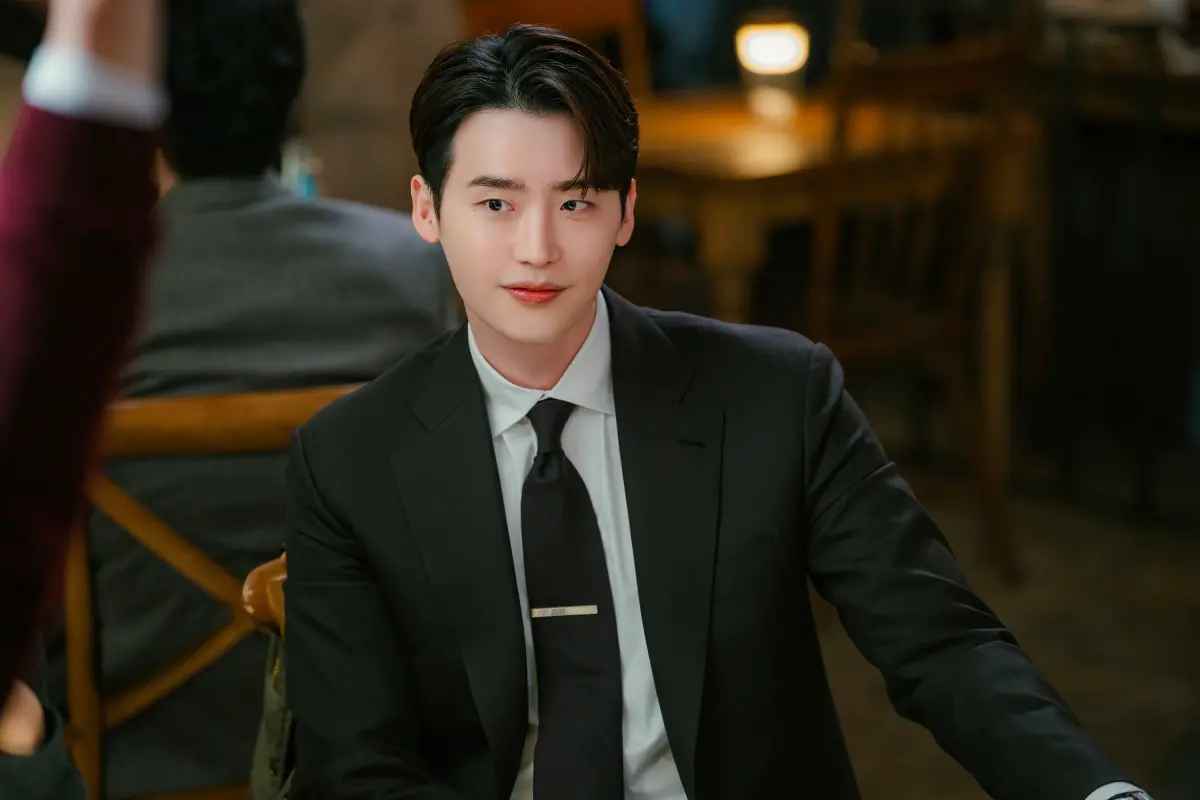 ▲《瑞草洞》是李鍾碩（又譯：李鐘奭）的主演新戲，劇中其中一位搭檔，是剛跟IU（李知恩）在《苦盡柑來遇見你》演完姊弟的姜有皙。（圖／Hami Video）