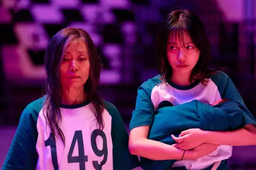 《魷魚遊戲3》結局槽點滿滿!6大情節崩壞 曺柔理(右)遊戲中生小孩,姜愛心幫接生(左)。(圖/魷魚遊戲IG) ▲《魷魚遊戲3》結局槽點滿滿!6大情節崩壞 曺柔理(右)遊戲中生小孩,姜愛心幫接生(左)。(圖/魷魚遊戲IG)