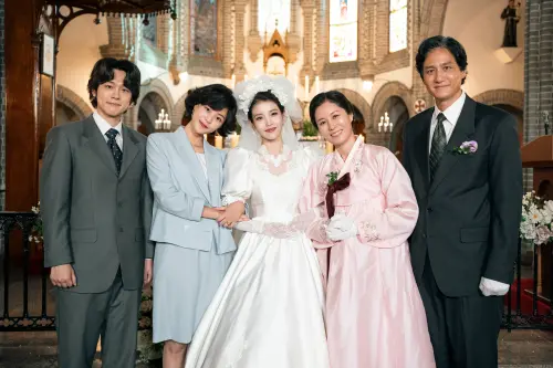 ▲《苦盡柑來遇見你》中，姜有皙（左一）飾演IU（中）的弟弟。（圖／Netflix）