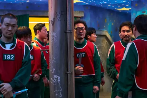 《魷魚遊戲3》結局槽點滿滿!6大情節崩壞 老奶奶為陌生人殺兒子梁東根(中)。(圖/魷魚遊戲IG) ▲《魷魚遊戲3》結局槽點滿滿!6大情節崩壞 老奶奶為陌生人殺兒子梁東根(中)。(圖/魷魚遊戲IG)