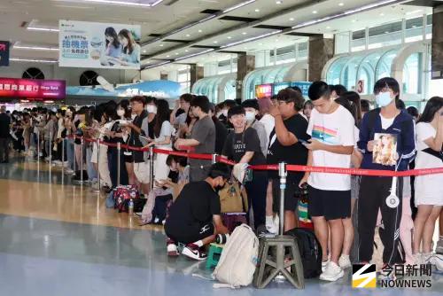 ▲TWICE娜璉粉絲接機。（圖／記者朱永強攝）