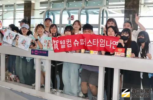 ▲TWICE娜璉粉絲接機。（圖／記者朱永強攝）