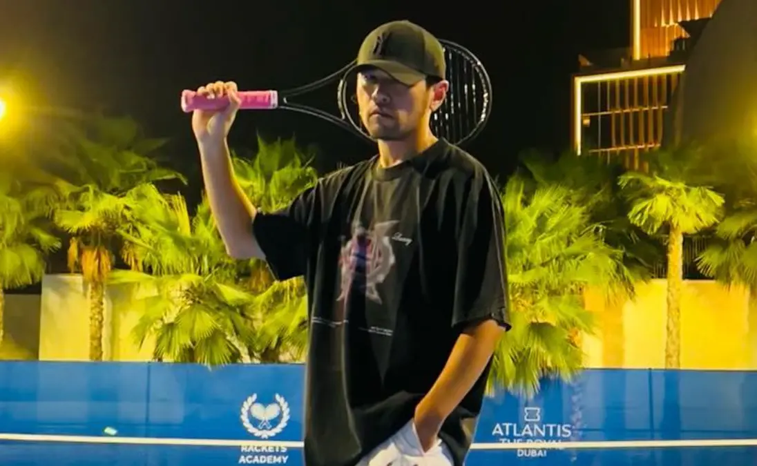 ▲周杰倫（如圖）飛到英國看溫網比賽，還當網球女將謝淑薇的陪練員，體力好到被謝淑薇哥哥誇讚再唱20年沒問題。（圖／周杰倫IG）