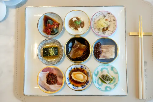 ▲川雅的前菜「九宮格」中的九道菜如一幅微縮川味地圖，引領賓客暢遊於麻、辣、酸、甜、鹹、鮮、香等滋味中。（圖／記者葉盛耀攝）