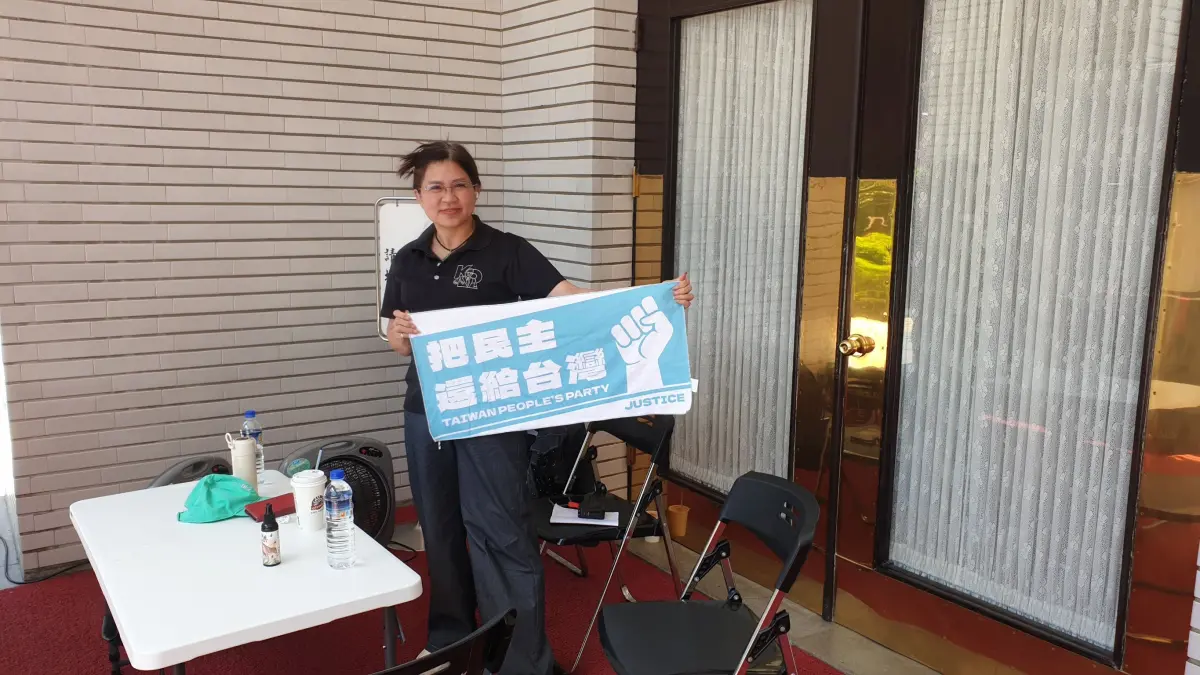 ▲民眾黨立委麥玉珍頂著高溫，在議場前排隊。（圖／何哲欣攝，2025.07.03）