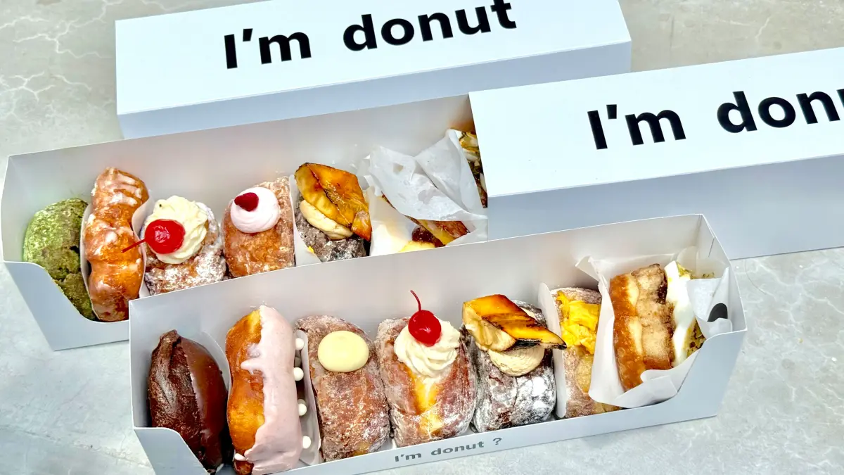 ▲日本東京爆紅「I’m donut?生甜甜圈」亞洲首間海外分店在台灣！明台北東區開幕搶15款口味包含3款台灣限定，價格58元起至128元，還有可愛T恤、鑰匙圈、托特包、馬克杯等周邊，排隊規則一覽。（圖／記者蕭涵云攝）