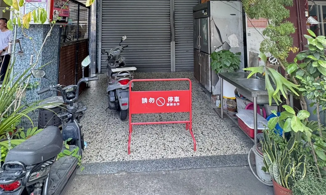 ▲台中一家5口疑因被投資詐騙，在父親經營的軍用品店內輕生。（圖／讀者提供，2025.07.03）