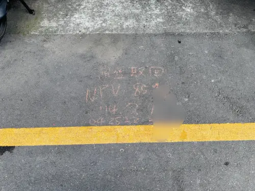 台中一家5口死亡疑遭投資詐騙上千萬 民代曾勸報警未獲採納 ▲當舖業者牽走王家機車後在地上留言。(圖/讀者提供,2025.07.03)