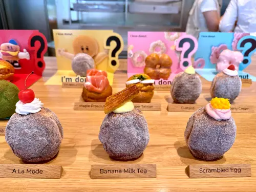 ▲中間就是台灣限定「香蕉奶茶」生甜甜圈。（圖／記者蕭涵云攝）