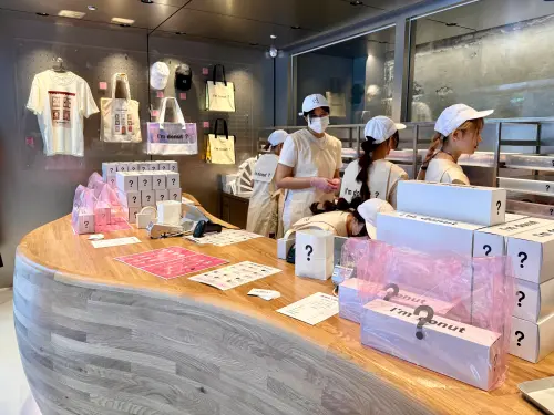 ▲「I’m donut生甜甜圈」店內一座流線型實木長桌很吸睛。（圖／記者蕭涵云攝）