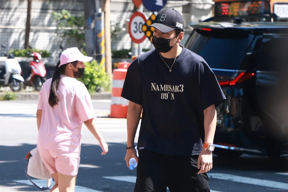 ▲藝人王大陸涉嫌偷查個資遭起訴，首度現身新北地院出庭。（圖／記者葉政勳攝 ）