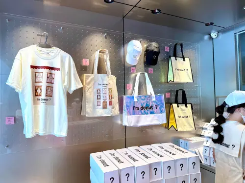 ▲左起：短袖上衣1380元、托特包880元、Logo帽1200元、炫彩保冷袋1080元。（圖／記者蕭涵云攝）