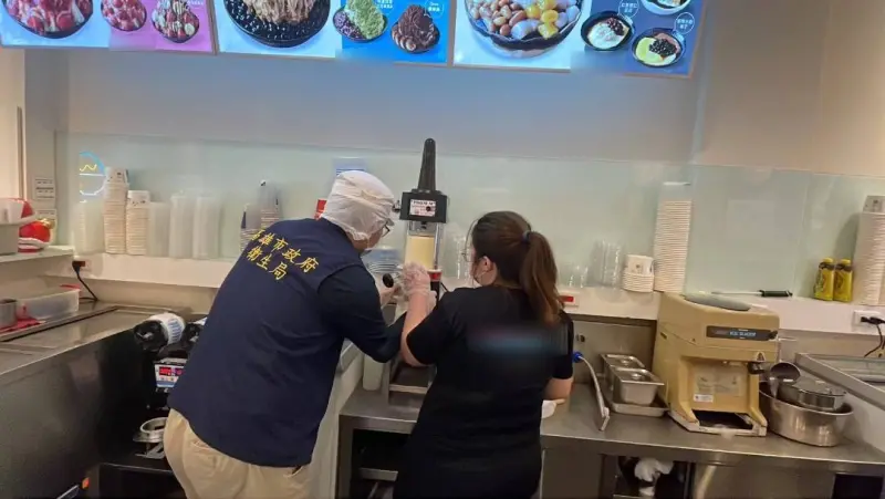 ▲炎炎夏日，高雄市衛生局針對轄內手搖飲店、冰果店、咖啡店及餐廳等現場調製飲冰品場所進行抽驗。此為稽查畫面非違規食品。（示意圖／高雄市衛生局）