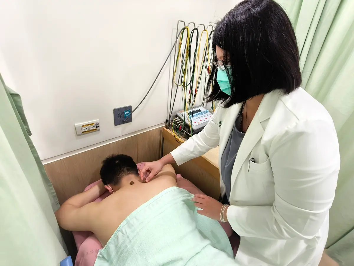 ▲曾怡嘉醫師為患者進行三伏貼治療。（圖／恩主公醫院提供）