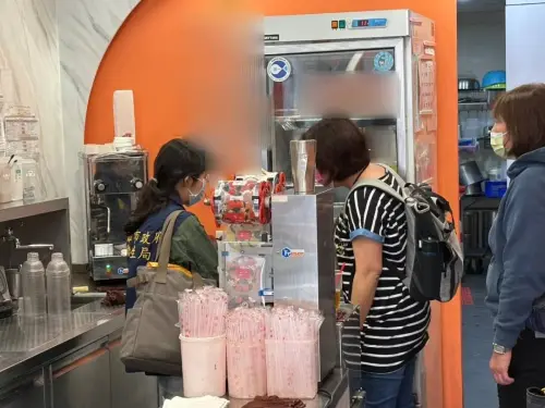 ▲炎炎夏日，高雄市衛生局針對轄內手搖飲店、冰果店、咖啡店及餐廳等現場調製飲冰品場所進行抽驗。此為稽查畫面非違規食品。（示意圖／高雄市衛生局）