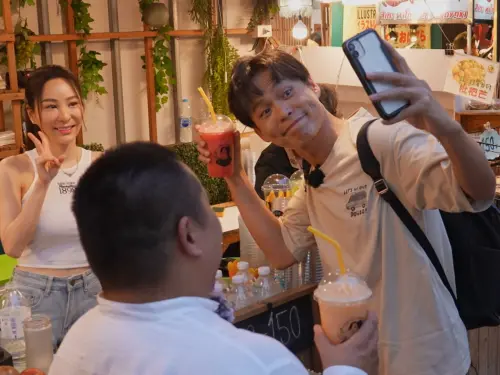 ▲黃鐙輝（右）泰國夜市邂逅「水果西施」雙頰漲紅，現學泰語示愛。（圖／公視台語台提供）