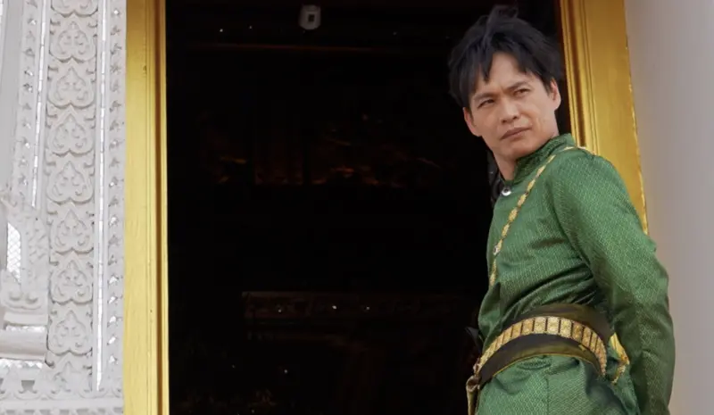 ▲黃鐙輝在《行！鬥陣出國去！》中放話要在泰國出家，節目也前進當地夜市，沒想到黃鐙輝不敵水果西施的美色，丟下在台灣的老婆，直呼：「妳好漂亮。」（圖／公視台語台提供）