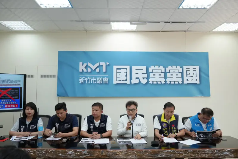▲鄭正鈐（右三）與新竹市議會國民黨黨團總召陳慶齡、市議員黃美慧、吳旭豐、陳啟源、黃文政等人召開記者，反駁柯建銘陣營指控。（圖／鄭正鈐辦公室提供）