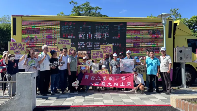 ▲反共護國號今率先南下進行前置作業，車隊遶經宜蘭蘇澳鎮時，接受宜蘭鄉親的加油打氣。（圖／反共護台聯盟提供）