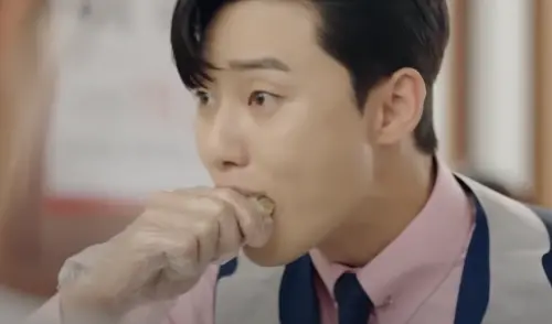 朴敘俊在電視劇中吃醬蟹吃得津津有味。(圖/翻攝自@tvNDENT YouTube) ▲朴敘俊在電視劇中吃醬蟹吃得津津有味。(圖/翻攝自@tvNDENT YouTube)
