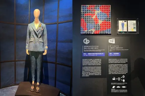 2024年巴黎奧運進場時刻,十大奧運開幕時尚制服之一。(圖/旭榮集團提供) ▲2024年巴黎奧運進場時刻,十大奧運開幕時尚制服之一。(圖/旭榮集團提供)