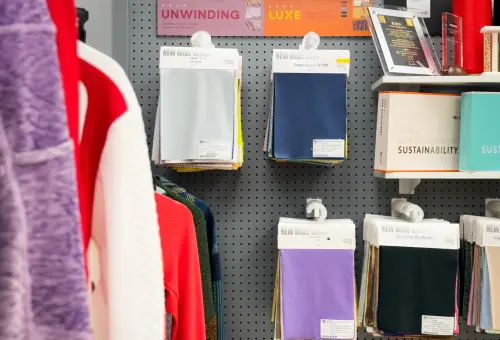 旭榮集團有超過八成的研發產品均採用如廢衣回收、生質材料等環保技術與素材,得以在ESG浪潮與國際貿易種種規範下,仍能在國際品牌中站穩核心角色。(圖/旭榮集團提供) ▲旭榮集團有超過八成的研發產品均採用如廢衣回收、生質材料等環保技術與素材,得以在ESG浪潮與國際貿易種種規範下,仍能在國際品牌中站穩核心角色。(圖/旭榮集團提供)