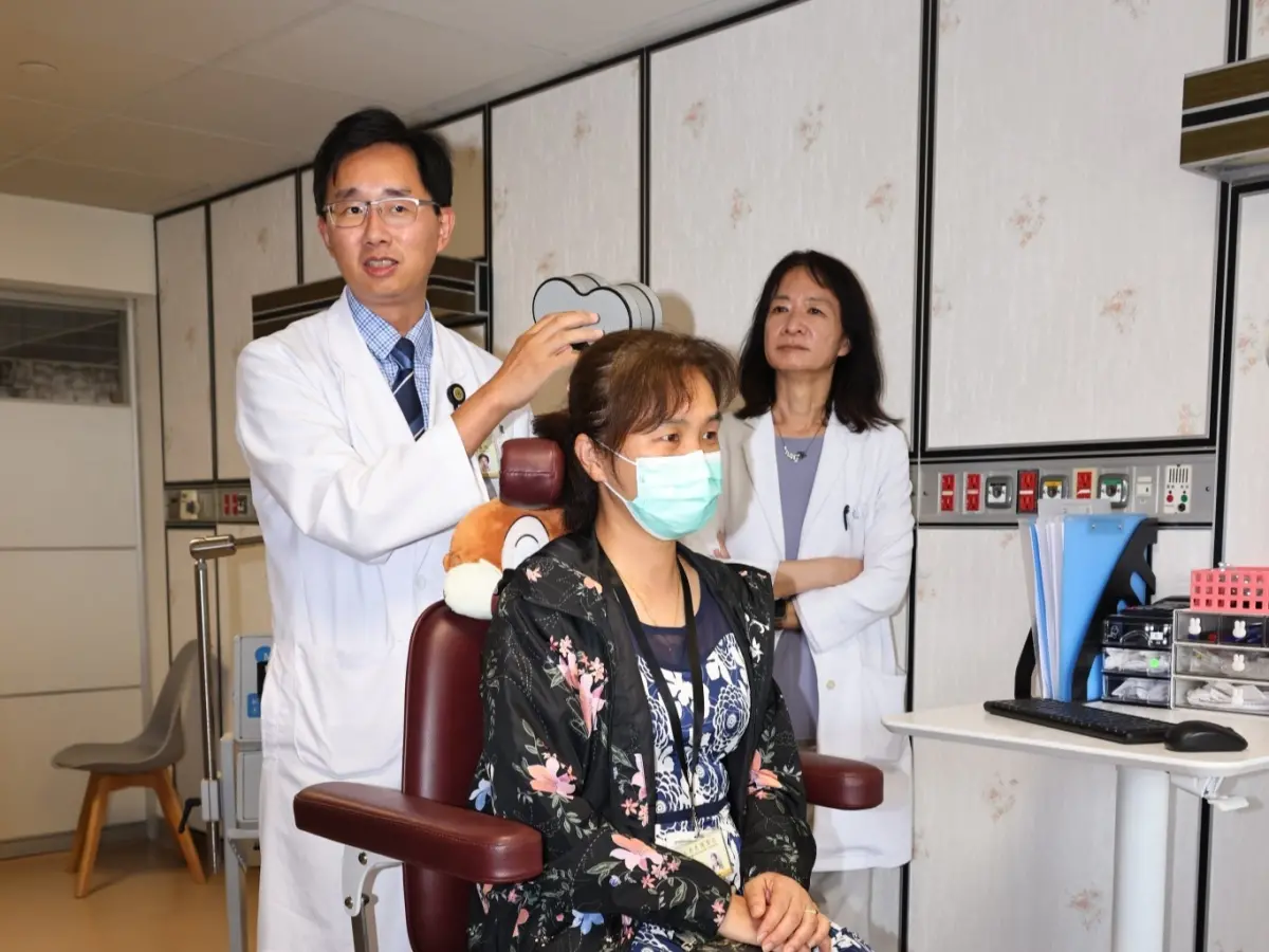 ▲北榮研發「智慧腦影像平台」具備影像導引功能，可做為未來發展經顱磁刺激（TMS）等非侵入性治療的依據。（圖／北榮提供）