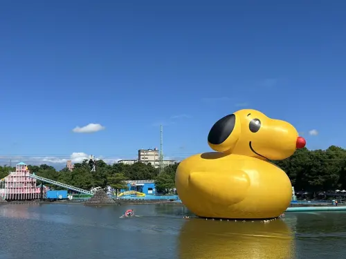▲宜蘭國際童玩藝術節為歡慶30周年，邀請國際藝術家弗洛倫泰因・霍夫曼（Florentijn Hofman）打造出史努比與黃色小鴨夢幻聯名的大型充氣藝術作品，「史努比鴨」外型相當巨大，不只可愛又好拍。（圖／宜蘭國際童玩藝術節官網）