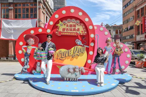 迪士尼皮克斯動畫《玩具總動員》經典角色胡迪、巴斯光年與熊抱哥主題造景,也將現身大稻埕街頭及延平河濱公園河岸邊。(圖/台北市觀傳局提供) ▲迪士尼皮克斯動畫《玩具總動員》經典角色胡迪、巴斯光年與熊抱哥主題造景,也將現身大稻埕街頭及延平河濱公園河岸邊。(圖/台北市觀傳局提供)