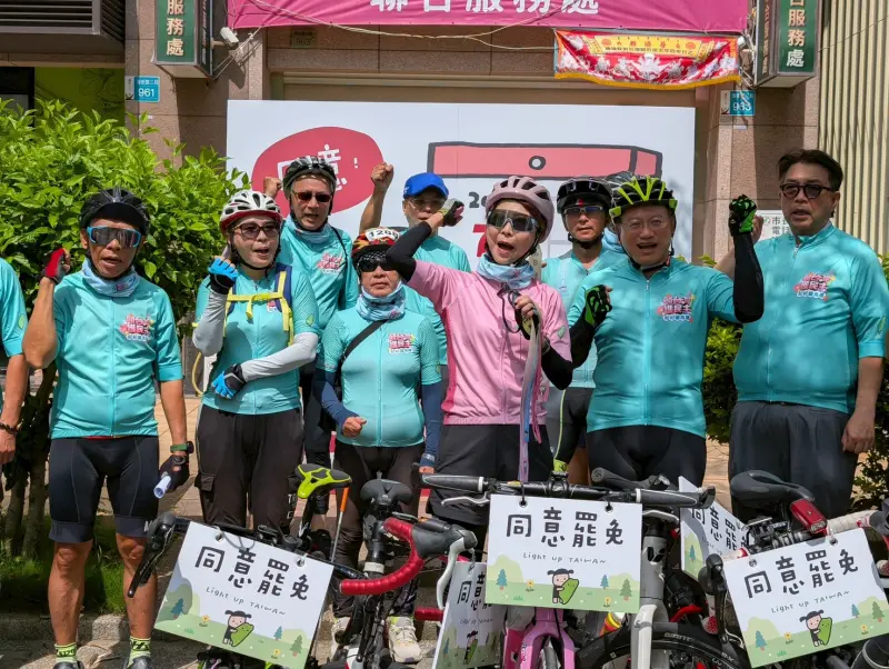 ▲「妃妃鐵馬」前進罷區騎宣 分進合擊凝聚民意力量（圖／陳亭妃提供）