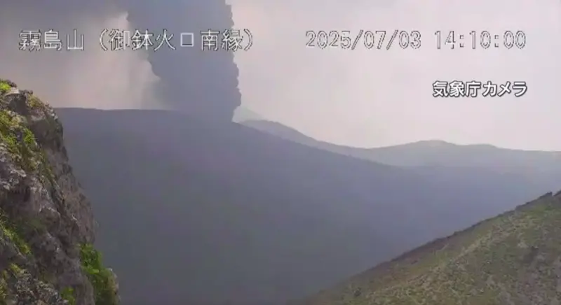 ▲日本九州南部鹿兒島縣與宮崎縣交界的霧島連山新燃岳火山，自6月27日起連續噴發7天，3日下午噴出5000公尺高的煙柱。（圖／翻攝自MBC南日本放送）