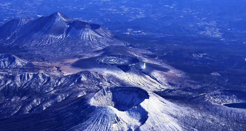 ▲日本鹿兒島縣，近日因為鄰近海域地震頻傳，加上新燃岳火山（圖）持續噴發，引發不少討論，陸空交通也受到影響。（圖／美聯社／達志影像）