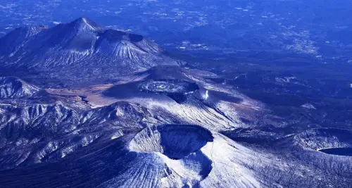 ▲日本九州南部鹿兒島縣與宮崎縣交界的霧島連山新燃岳火山。（圖／美聯社／達志影像）