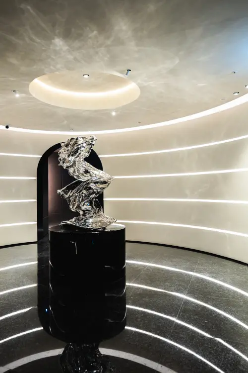 ▲蔣友柏為 ONCOR 台中旗艦店，打造大型藝術作品《龍騰四海》，氣勢十足。（圖／ONCOR 提供）