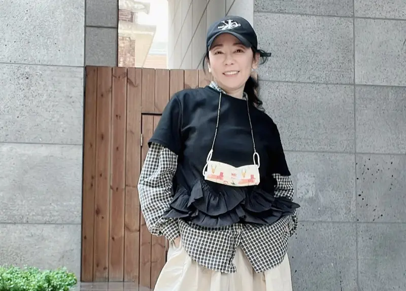 ▲況明潔（如圖）今（3）日，發文分享到韓國剪頭髮時，發現設計師瘦超多，一問之下才知道他竟每天主食都只吃蒸的高麗菜包燕麥粒，以及一些水煮或蒸的蛋白質，在短短3個月就爆瘦16公斤，讓她超驚訝分享給大家，而粉絲看到也都傻眼表示：我做不到。（圖／況明潔FB）