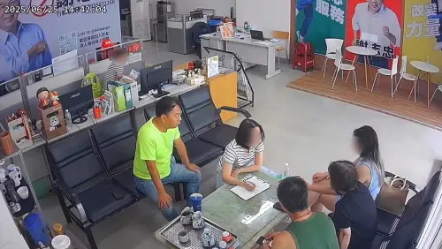 ▲開軍用品社的王父與妻子、大女兒（背對者），上月24日到謝志忠服務處求助。（圖／台中市議員謝志忠提供，2025.07.03）