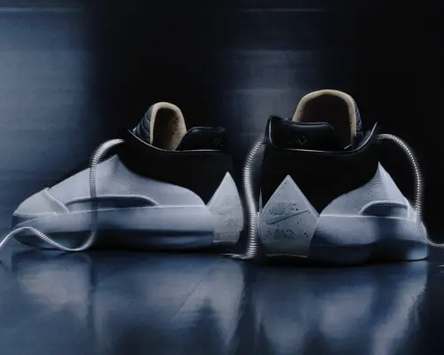 ▲Air Jordan 40首波配色以白色為主調，搭配黑灰細節，延續經典簡約風格，新鞋款首度搭載ZoomX與Zoom Strobel雙重緩震科技，鞋面採三塊高質感皮革拼接，強化包覆與支撐性。（圖／取自@nicekicks）