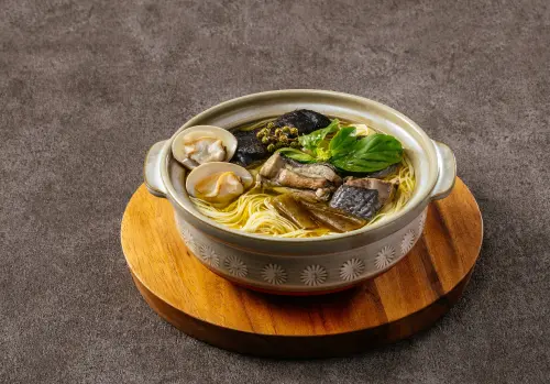 名廚江振誠為ONCOR設計了「小吃麵」共五款,包含「青花剝皮椒烏雞細麵」等。(圖/ONCOR提供) ▲名廚江振誠為ONCOR設計了「小吃麵」共五款,包含「青花剝皮椒烏雞細麵」等。(圖/ONCOR提供)