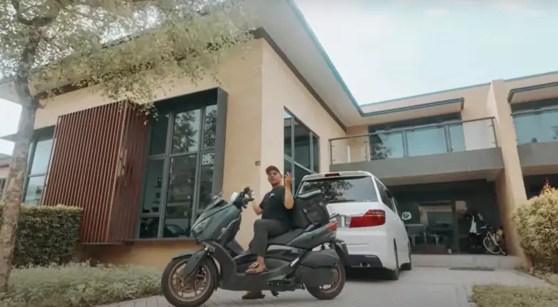 ▲一名外送員分享如何月入13萬元，並住在有泳池和健身房的豪宅裡。（圖／翻攝自YouTube）