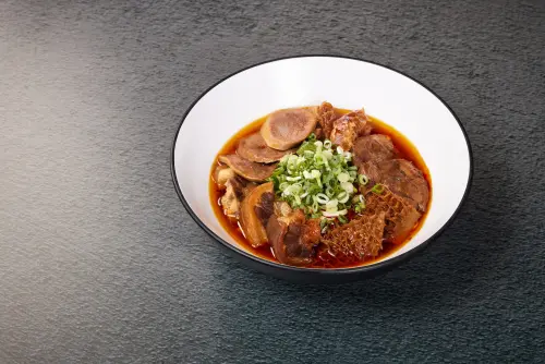 大紅袍炭香紅燒牛肉麵則是道種口味的菜式。(圖/ONCOR提供) ▲大紅袍炭香紅燒牛肉麵則是道種口味的菜式。(圖/ONCOR提供)