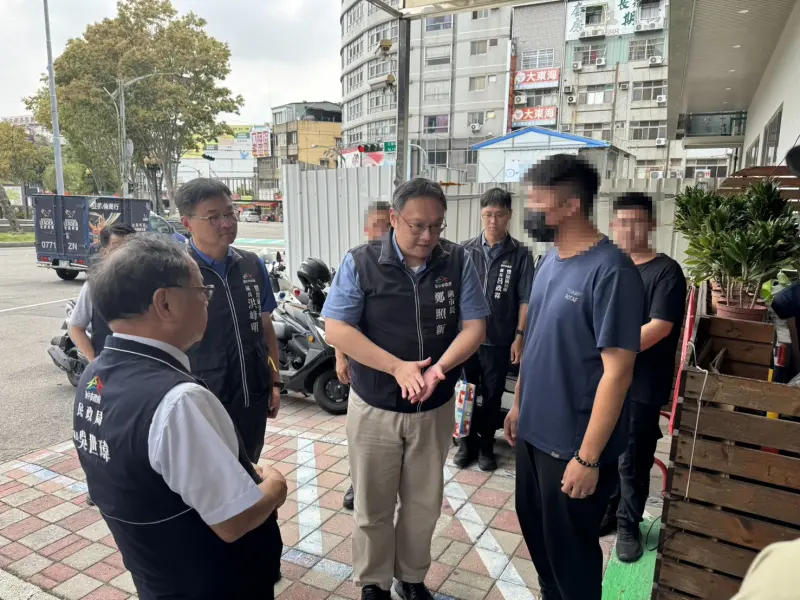 ▲副市長鄭照新代表市府前往豐原頂街派出所慰問家屬(圖／民政局提供2025.7.3)