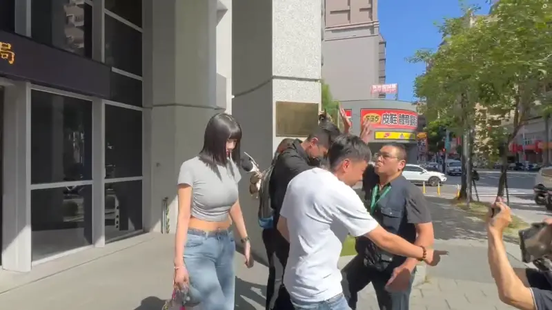 ▲「車模林志玲」蔡語芯的閨密團成員翁子涵指控家屬拔管為爭產，被告妨害名譽、違反個資法，前往蘆洲分局做筆錄。（圖／讀者提供）